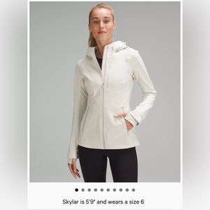 Lululemon - Cross Chill Jacket
RepelShell - Size 6 - Bone